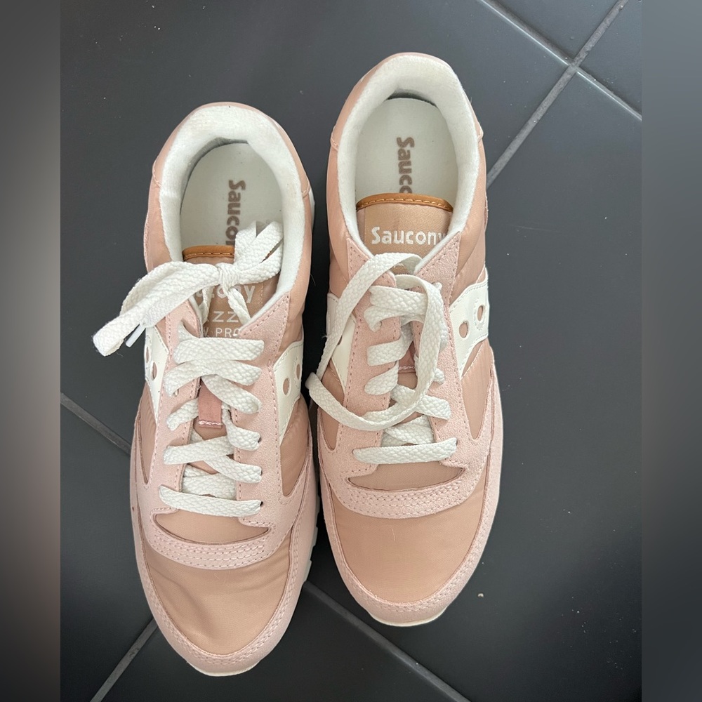 Saucony Jazz LowPro 8.5 Women’s Sneaker in Tan/White